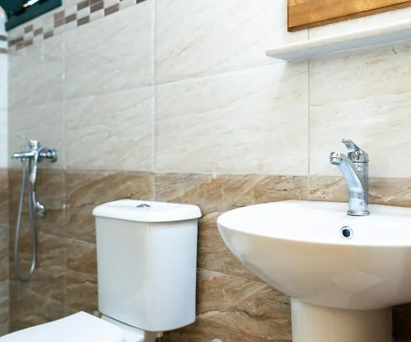 Nashos Campsite Himare Fshat